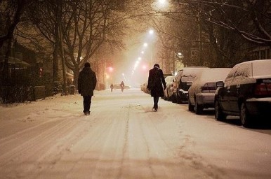 Тихо шли по улице пустынной...