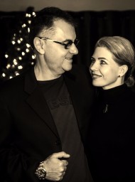 Ночь, тишина, горит свеча... и ты, целуешь мои плечи
