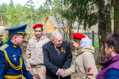 Нашего Легендарного с Днём Победы поздравили юнармейцы
