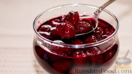 Блюдце вишневого варенья