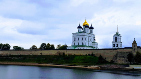 Гляжу на храмы псковские