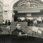 В центре ГУМа у фонтана