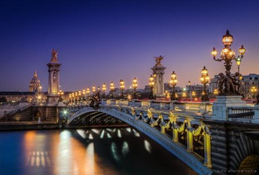 Прогулка по мосту в Париже.