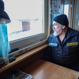 В той жизни он был вахтёром...