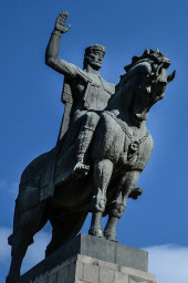 Ночь на плечи легла водопадом