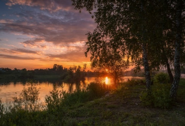 Алой лентой за рекою